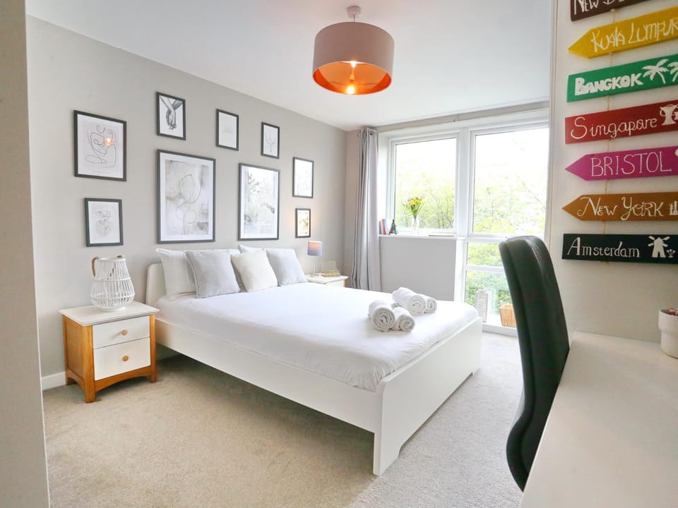 Bed, Kitchen or kitchenette, Living room, Photo of the whole room, Seating area, Bedroom