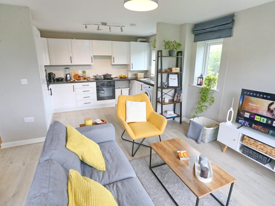 Communal lounge/ TV room, Kitchen or kitchenette, Living room, Seating area, Dining area, Evening entertainment, oven, stove, toaster