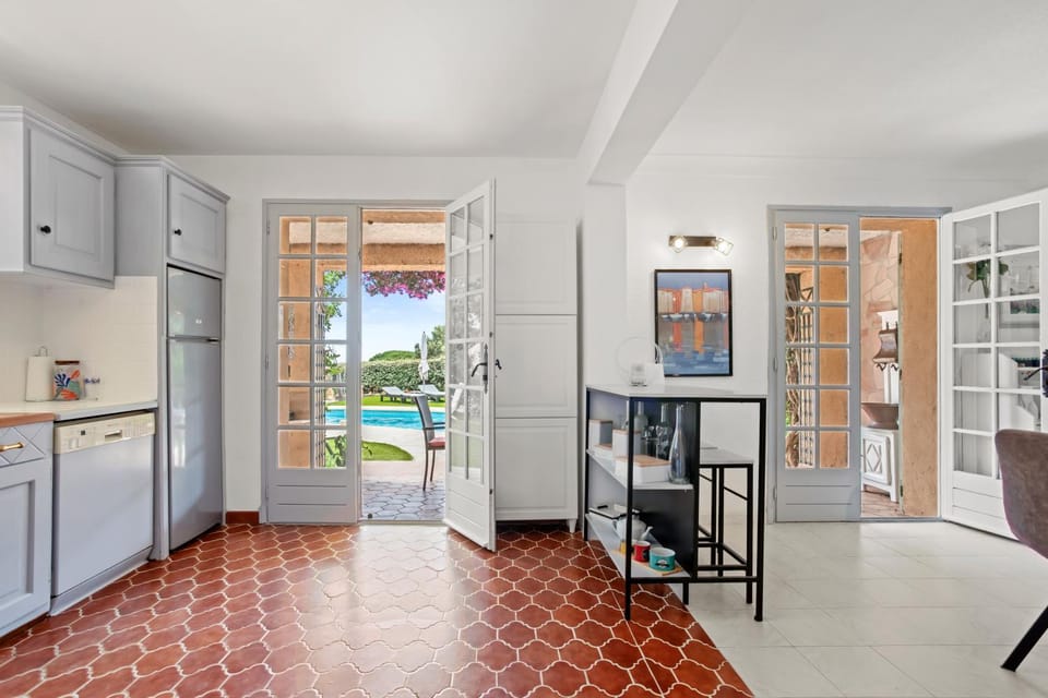 Property building, Kitchen or kitchenette, Living room