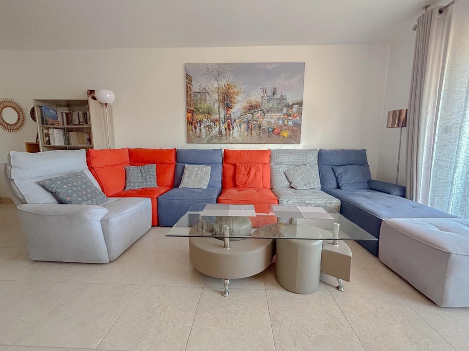 Lumineux Central avec box, proche plage,centre, saint raphael Apartment in Saint-Raphael