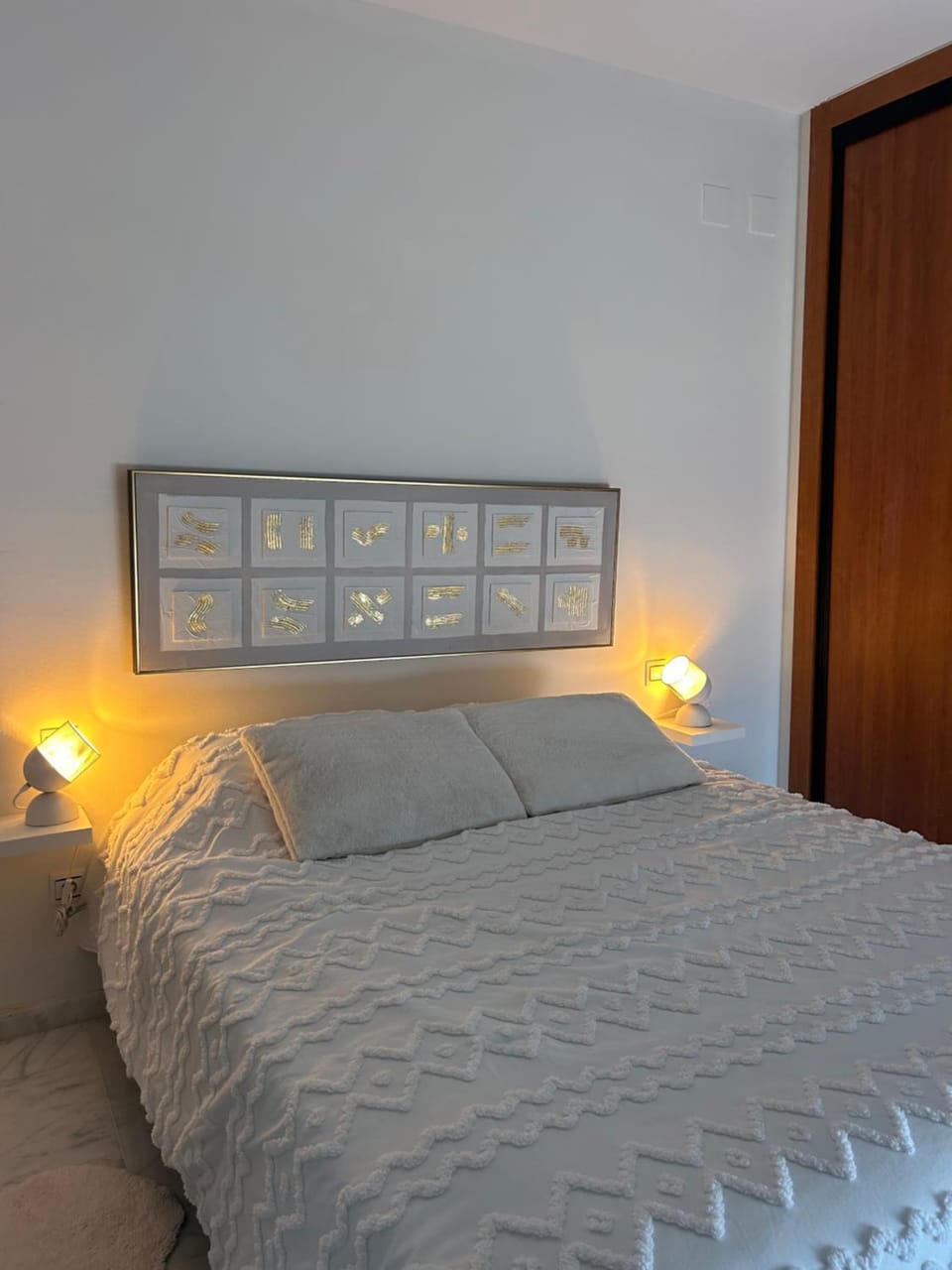 Photo of the whole room, Bedroom