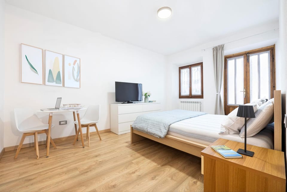 TV and multimedia, Seating area, Bedroom