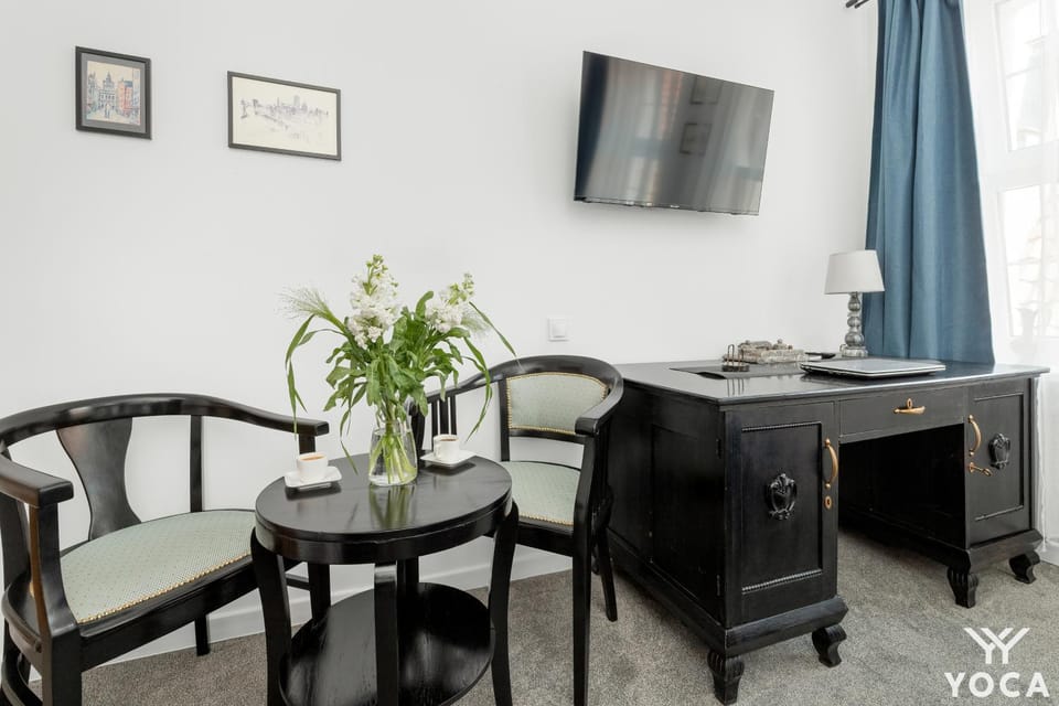 TV and multimedia, Living room, Seating area, Bedroom
