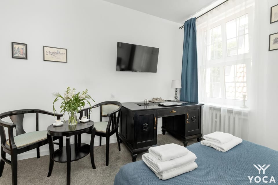 Bed, TV and multimedia, Photo of the whole room, Bedroom, towels