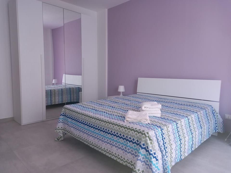 Bedroom, towels