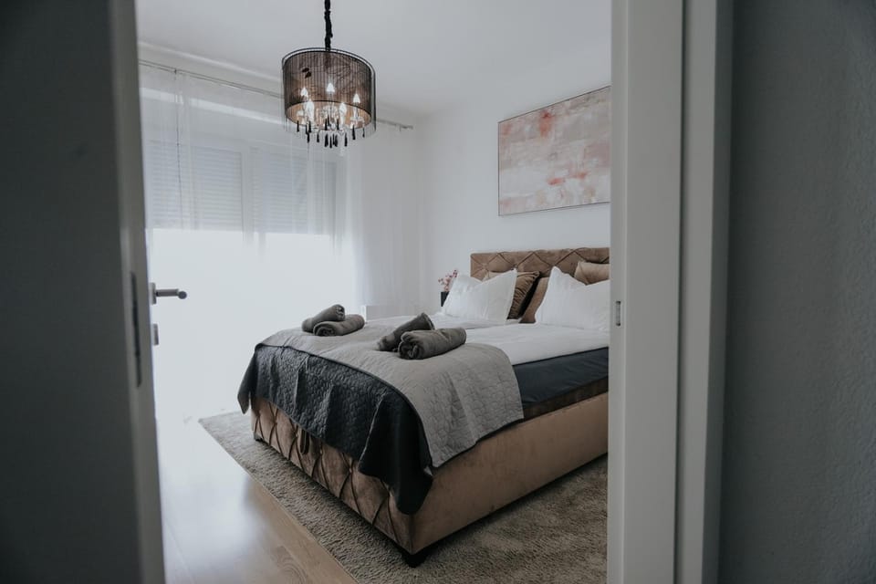 Bedroom, towels