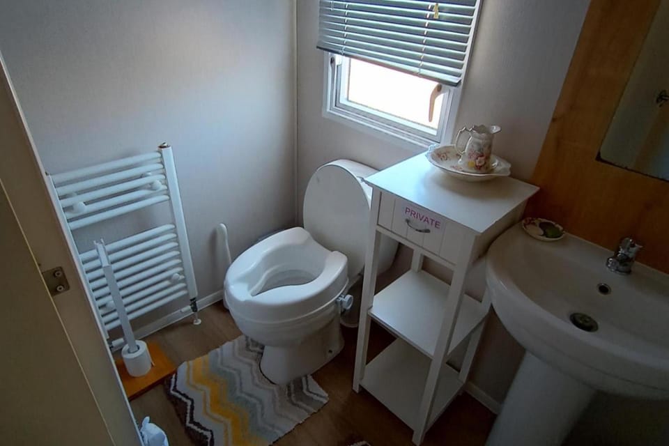 Sleeps 6 Pets Allowed & Free Parking House in Weymouth