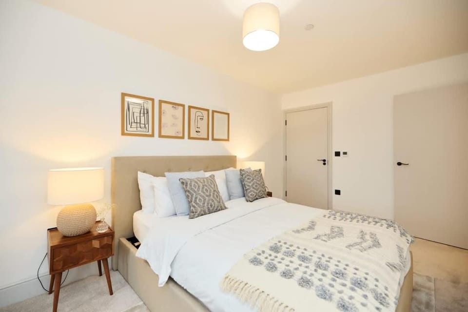 The South Wimbledon Place - Adorable 2BDR Flat with Balcony Apartment in London