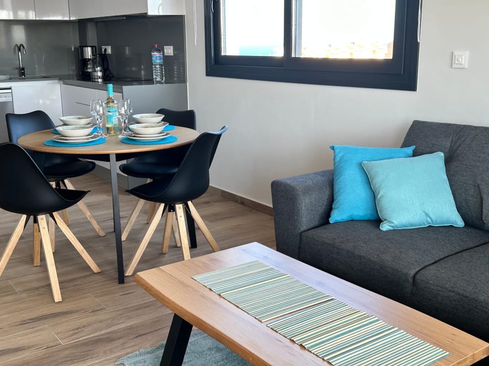 Kitchen or kitchenette, Living room, Seating area, Dining area