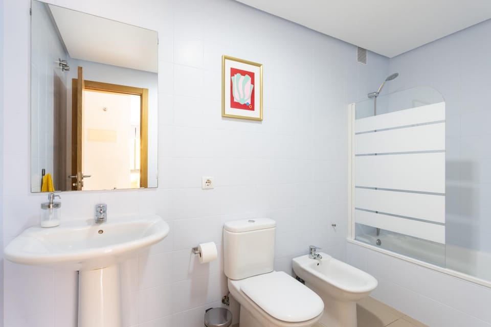 Shower, Bathroom, Bath, bidet, towels