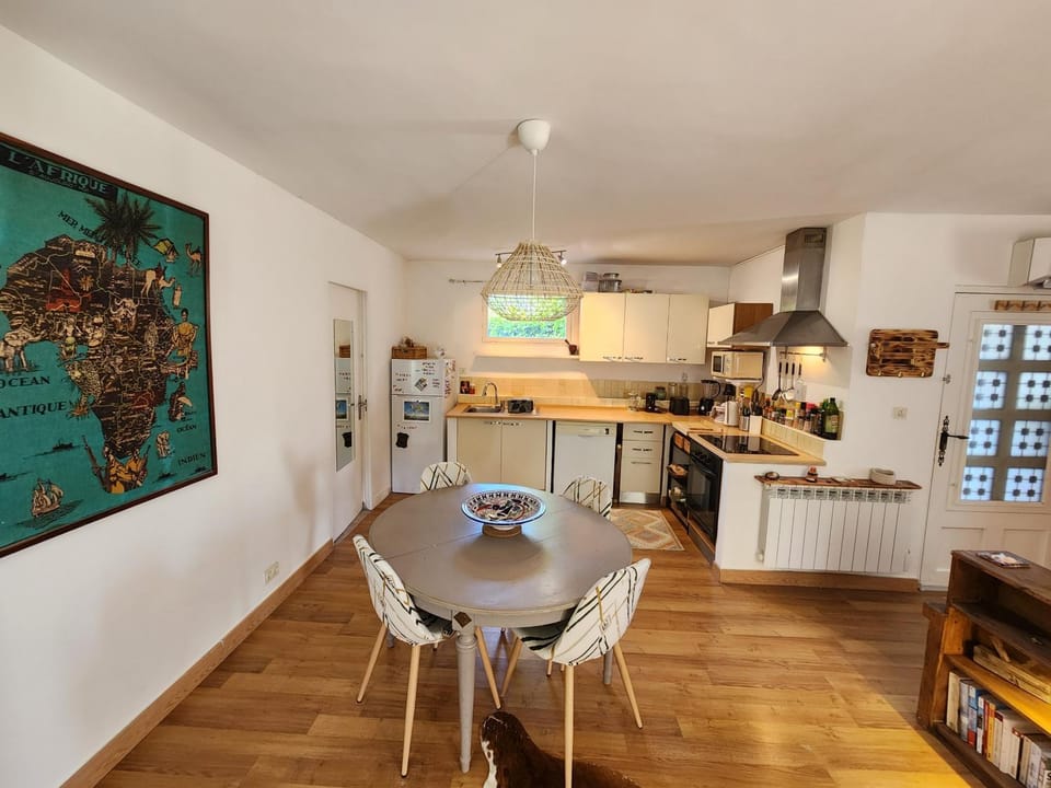 Dining area, pet friendly, stove