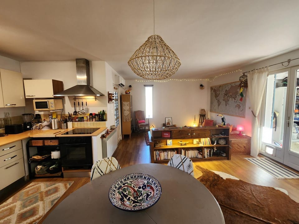 Dining area, oven, pet friendly, stove, toaster