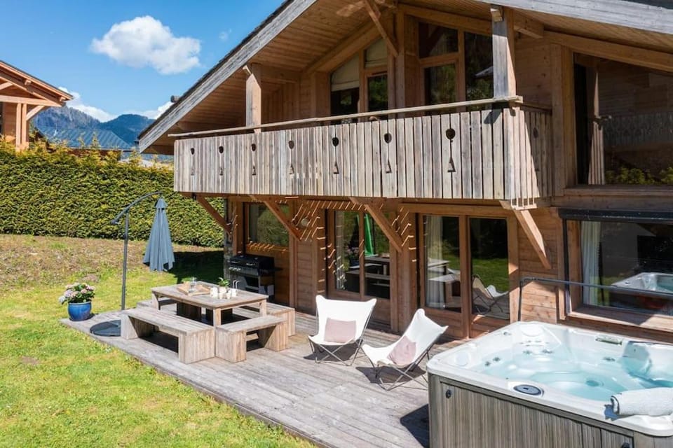Chalet Les Granges - 4 Bedrooms with Jacuzzi and BBQ - By Cozee Rentals Chalet in Les Houches