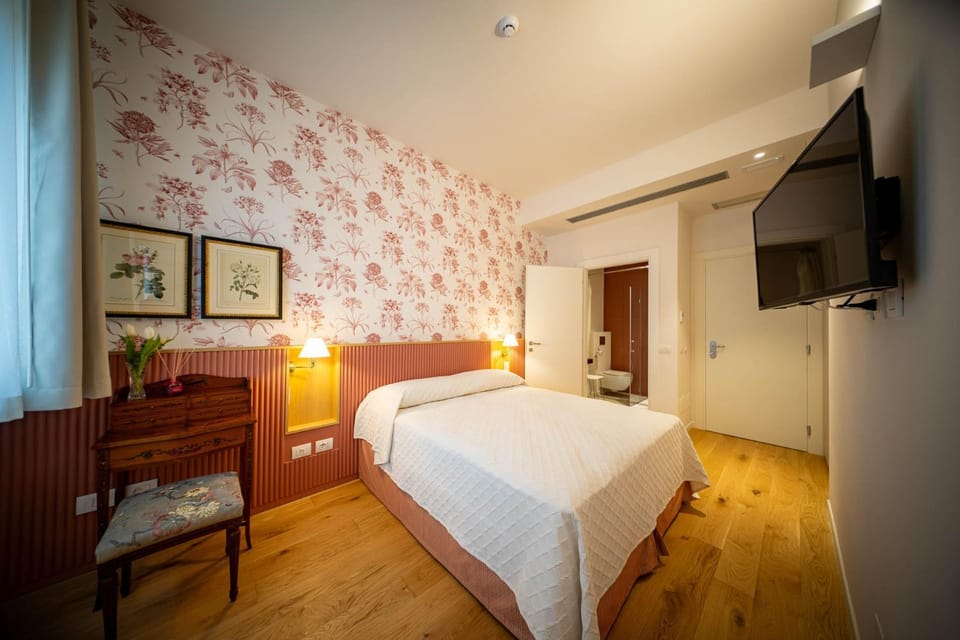 TV and multimedia, Photo of the whole room, Bedroom