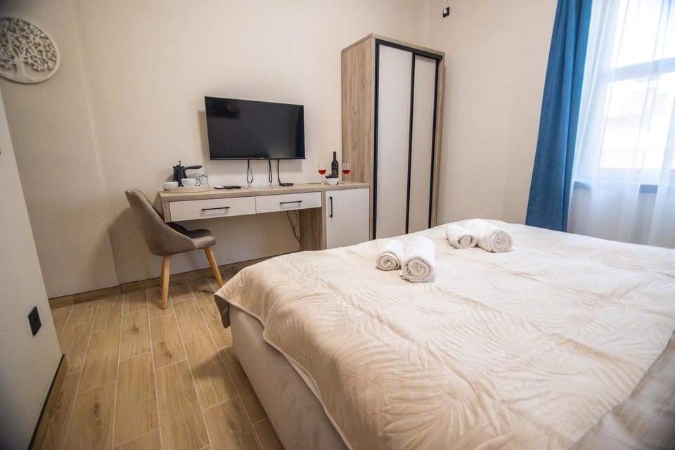 Bed, TV and multimedia, Photo of the whole room, Bedroom, towels, wardrobe