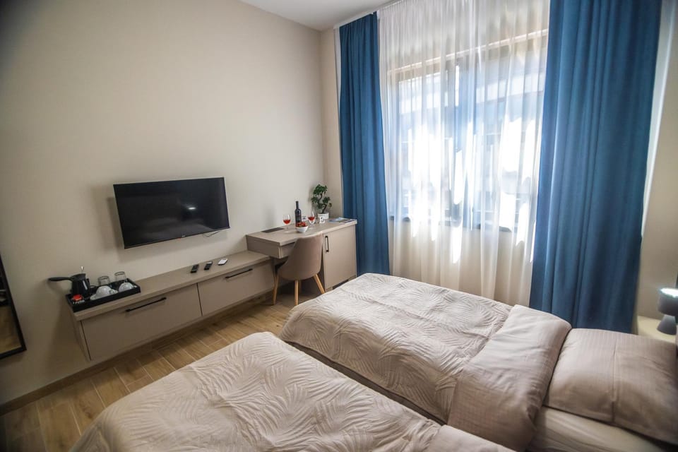 Communal lounge/ TV room, Bed, TV and multimedia, Photo of the whole room, Bedroom