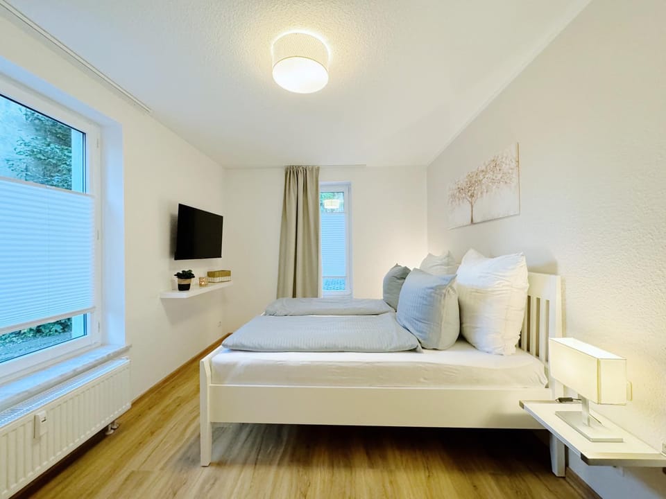 Bed, TV and multimedia, Photo of the whole room, Bedroom