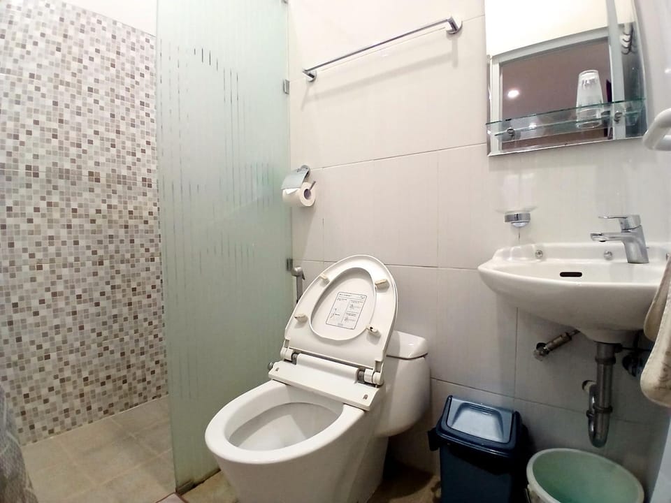 Shower, Bathroom, bidet, towels