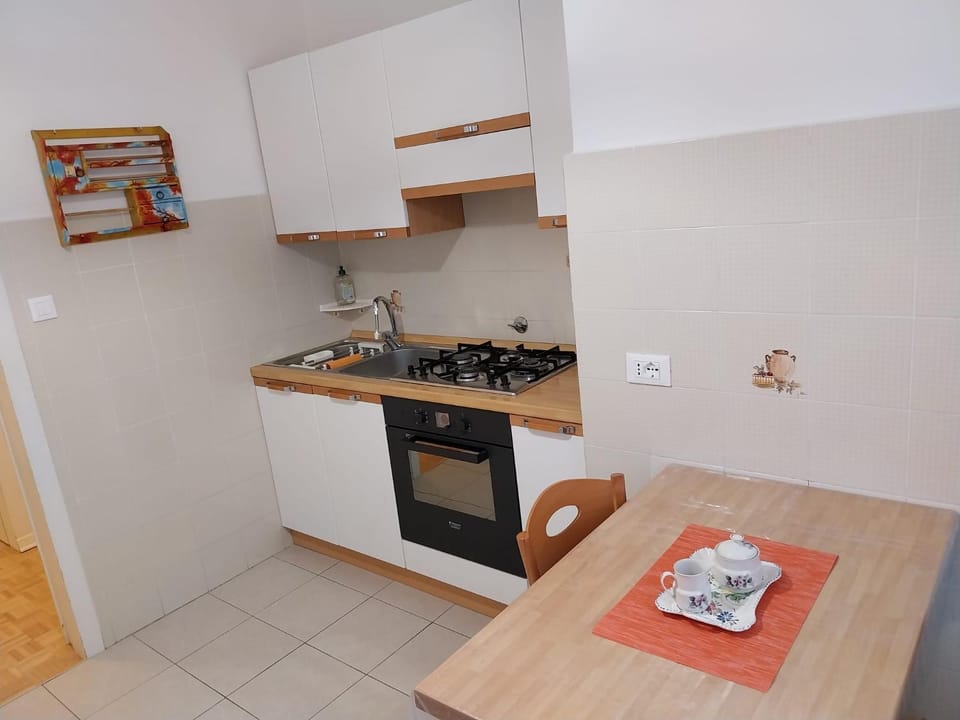 Kitchen or kitchenette, Dining area, stove