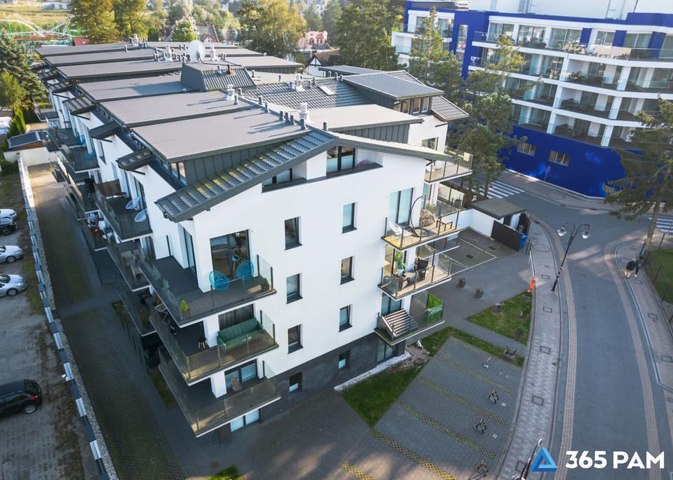 Property building, Day, Neighbourhood, Bird's eye view, Location, Parking
