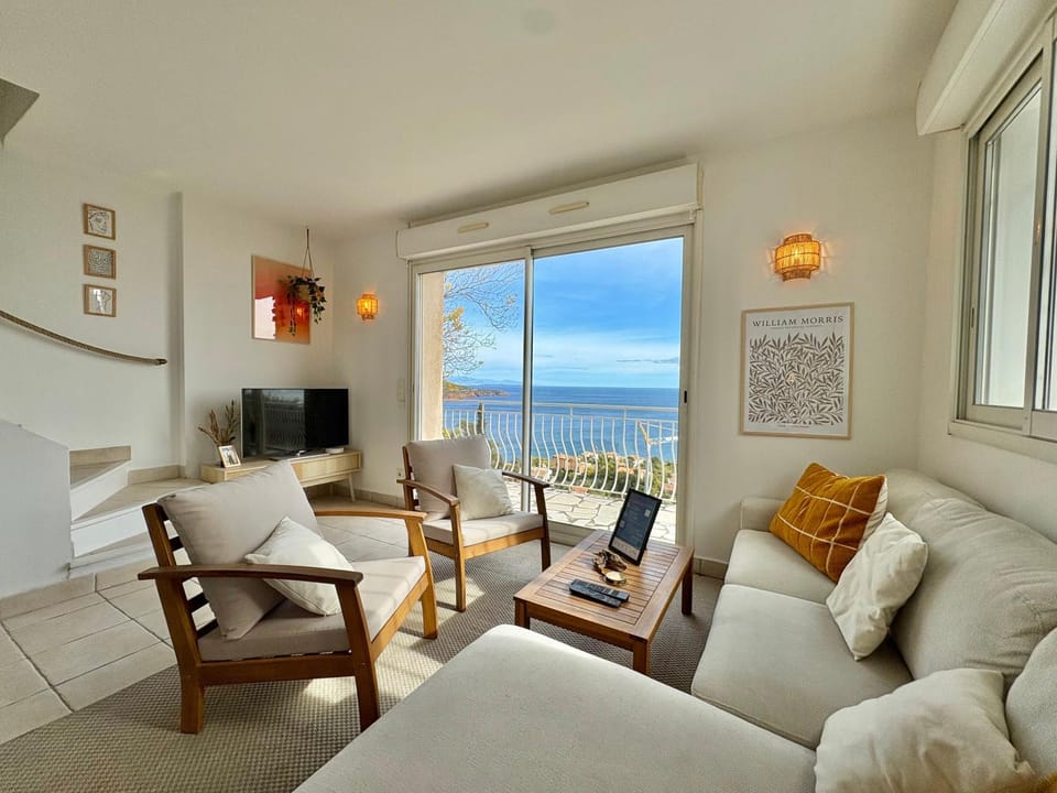 Communal lounge/ TV room, Living room, Sea view