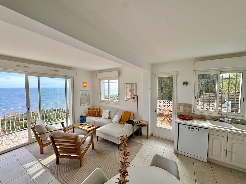 Kitchen or kitchenette, Living room, Seating area, Dining area, Sea view