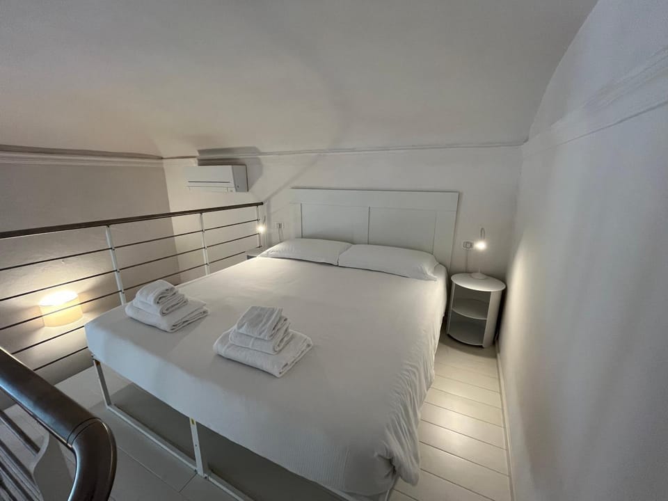 Bed, Bedroom, air conditioner