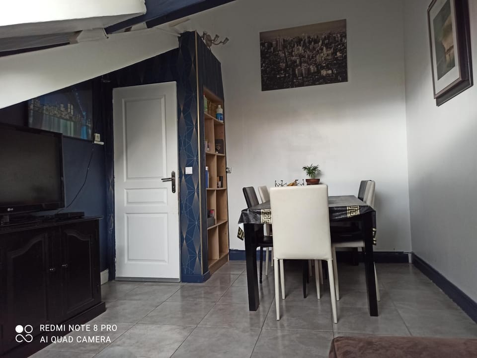TV and multimedia, Seating area, Dining area
