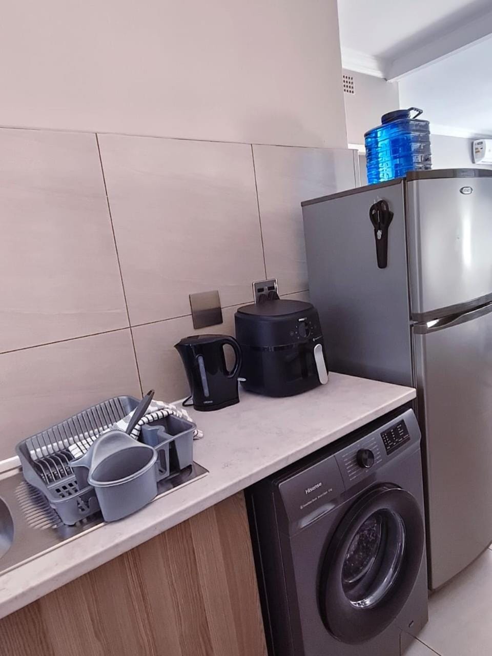 Kitchen or kitchenette, washing machine