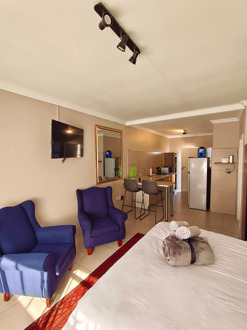 Bed, TV and multimedia, Kitchen or kitchenette, Seating area, Dining area, Bedroom, towels