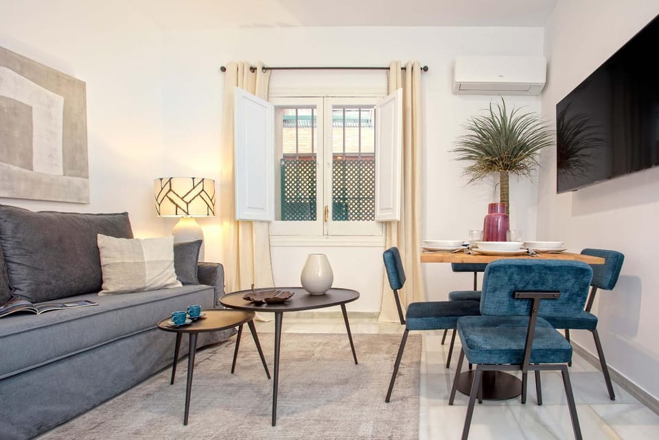 TV and multimedia, Living room, Seating area, Dining area