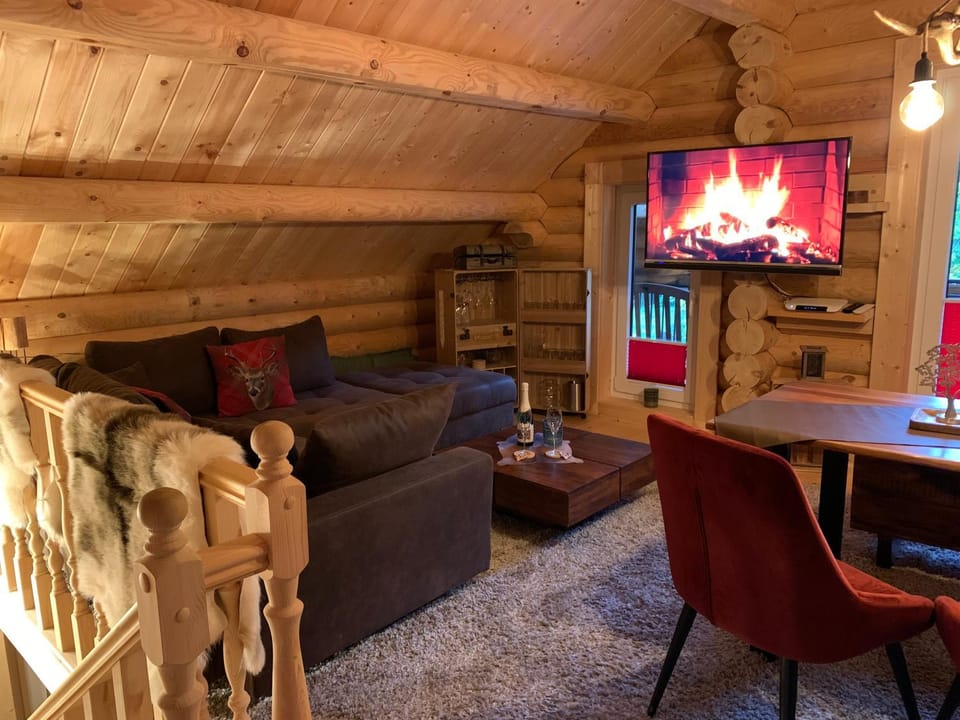 TV and multimedia, Living room, Evening entertainment