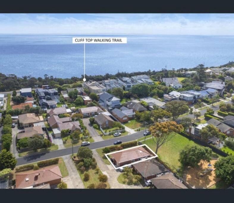 2 Bedroom Home Mornington Walking to Beach House in Mornington