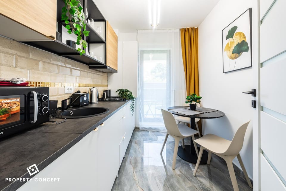 Coffee/tea facilities, Kitchen or kitchenette, Dining area, stove, toaster