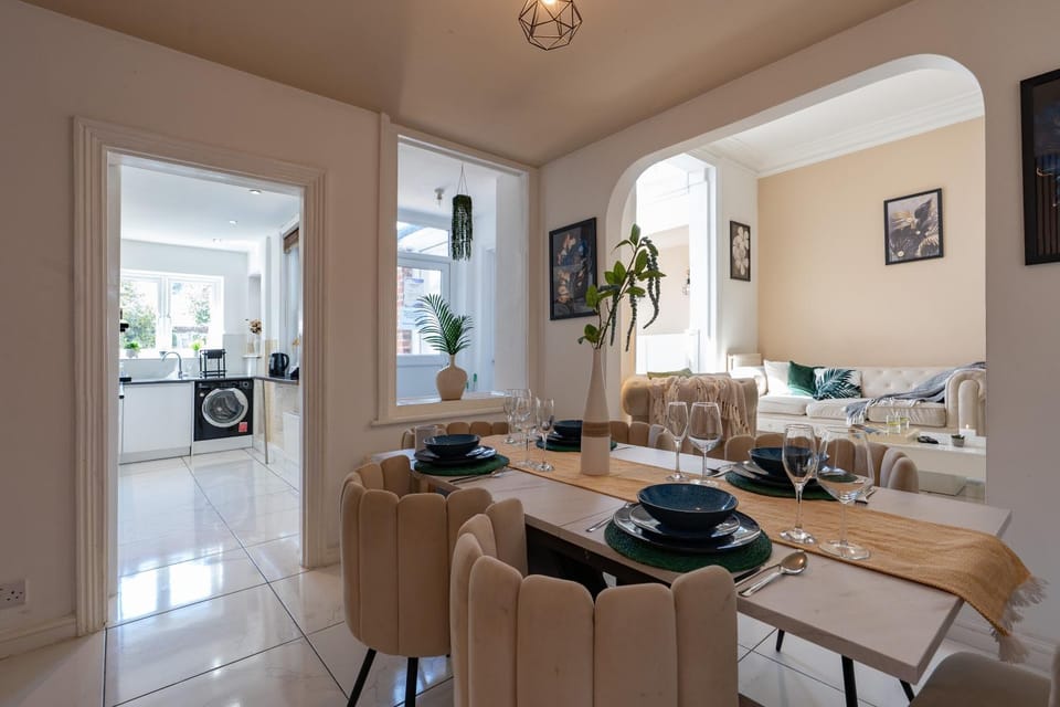 Open Mind Property - HotTub, 8 Beds & 2 Car Spaces House in Portsmouth