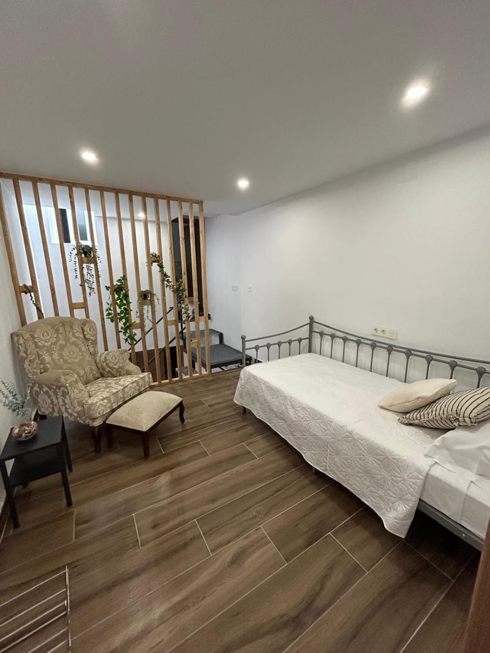 Photo of the whole room, Bedroom, towels