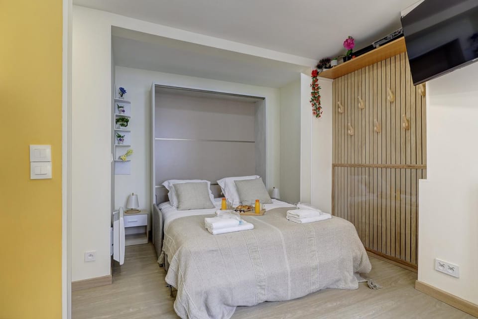 Bed, TV and multimedia, Bedroom, towels
