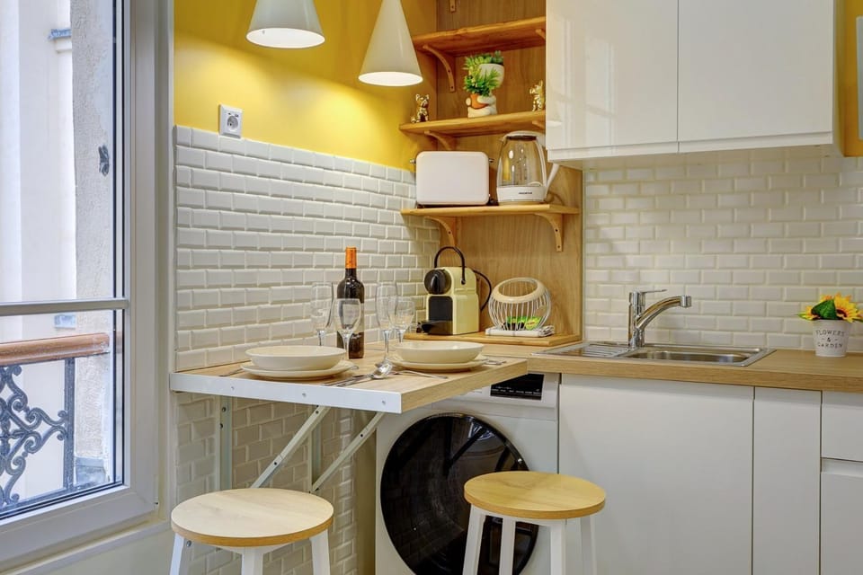 Kitchen or kitchenette, Dining area