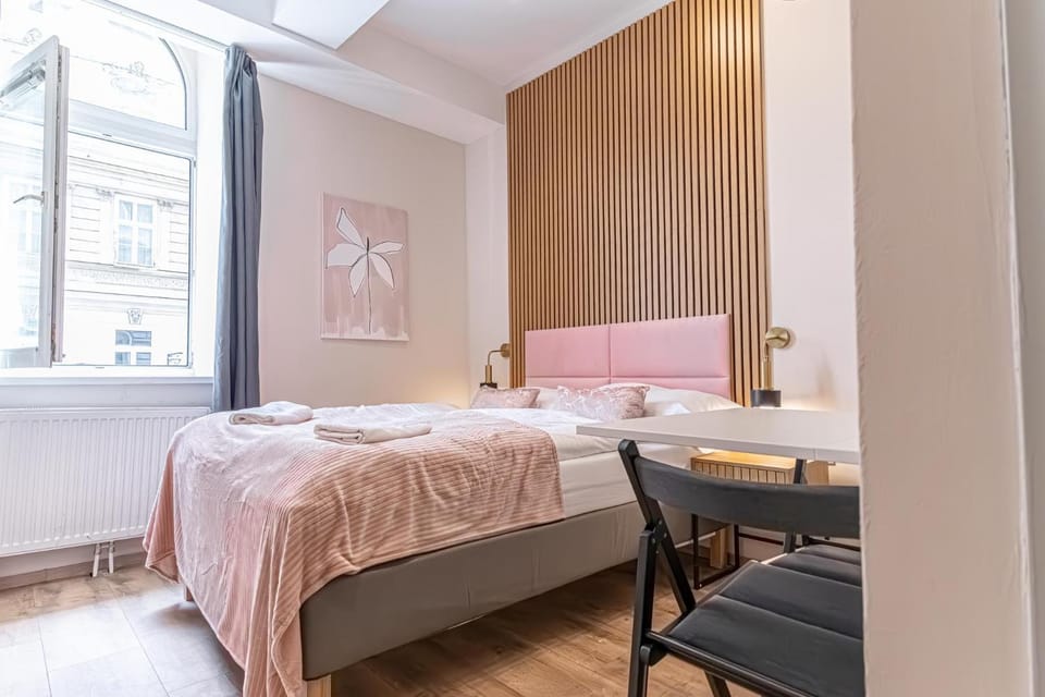 Bed, Photo of the whole room, Dining area, Bedroom, towels