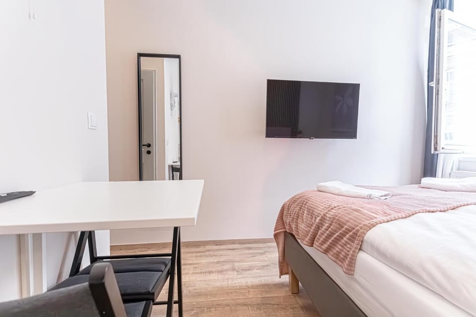 Bed, TV and multimedia, Dining area, Bedroom, towels