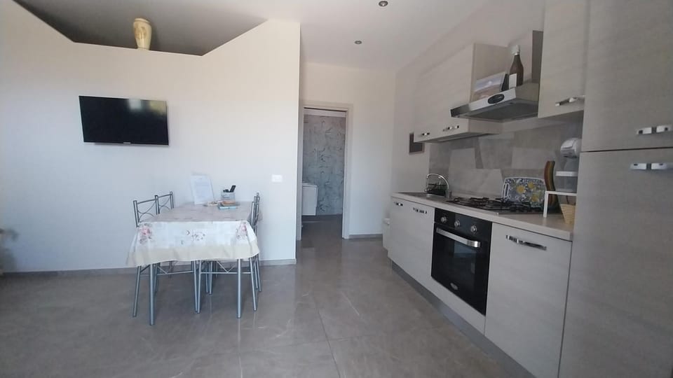 TV and multimedia, Kitchen or kitchenette, Dining area, oven, stove