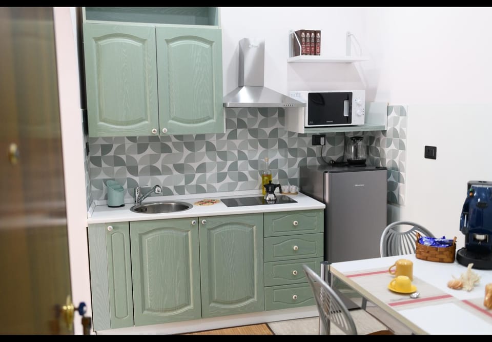 Kitchen or kitchenette, Dining area, stove
