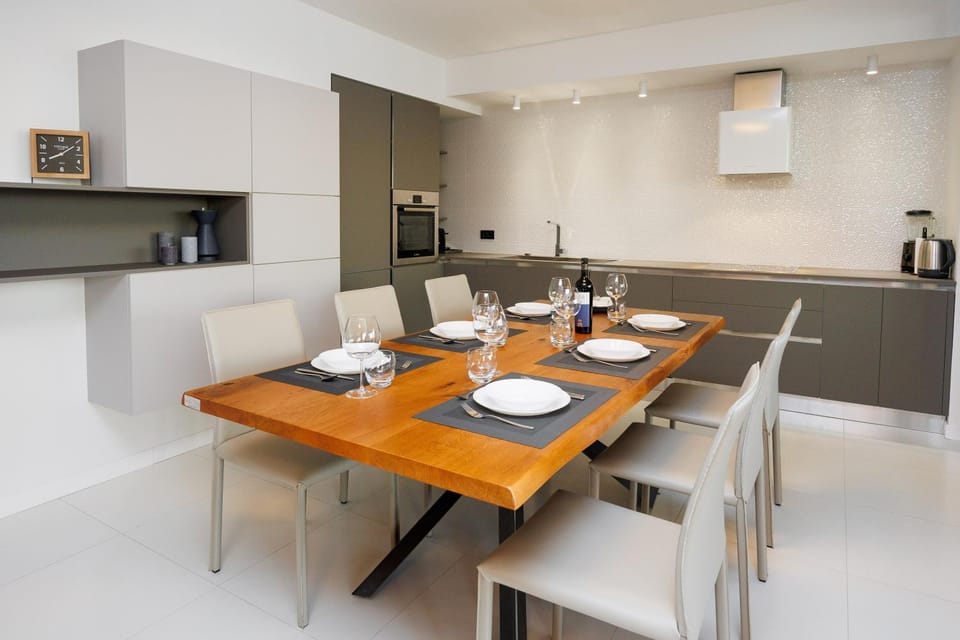Dining area, kitchen