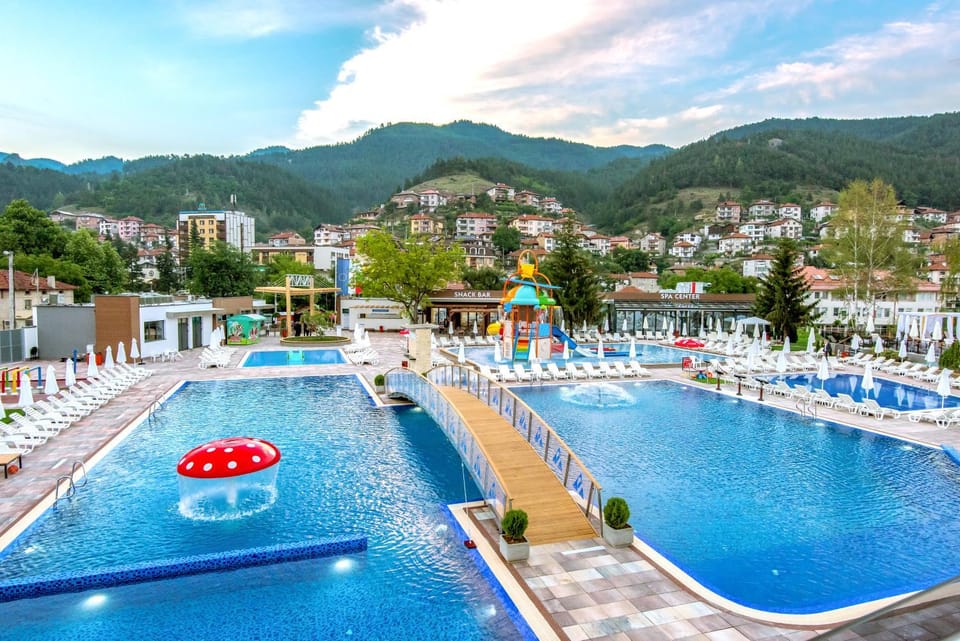 Mountain view, Pool view, Swimming pool, sunbed