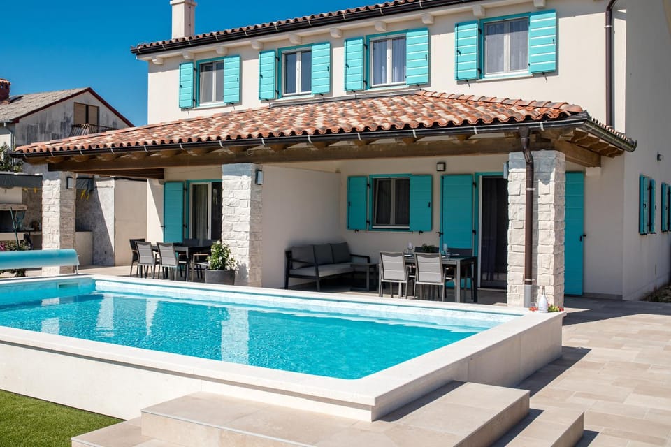 Property building, Pool view, Swimming pool