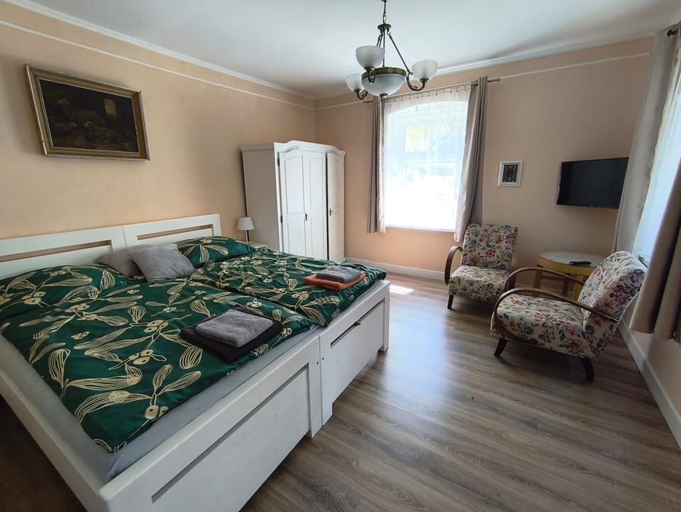Bed, TV and multimedia, Seating area, Bedroom, towels, wardrobe