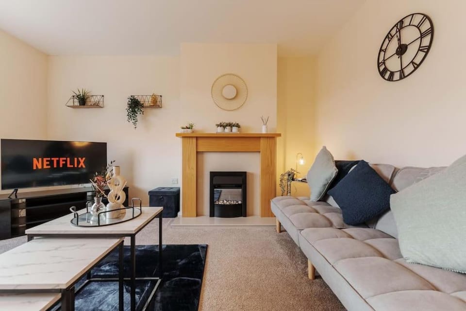 NEW! Central 3BR - FREE Parking, WiFi & Serviced Workspace - Sleeps 5 - Contractors & Relocations - Weekly & Monthly Rates House in Leeds