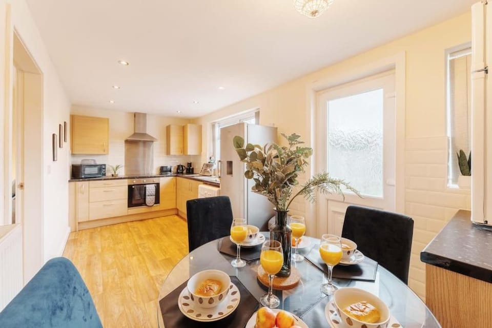 NEW! Central 3BR - FREE Parking, WiFi & Serviced Workspace - Sleeps 5 - Contractors & Relocations - Weekly & Monthly Rates House in Leeds