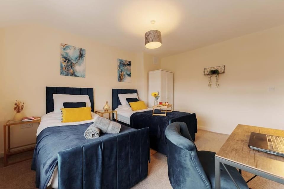NEW! Central 3BR - FREE Parking, WiFi & Serviced Workspace - Sleeps 5 - Contractors & Relocations - Weekly & Monthly Rates House in Leeds