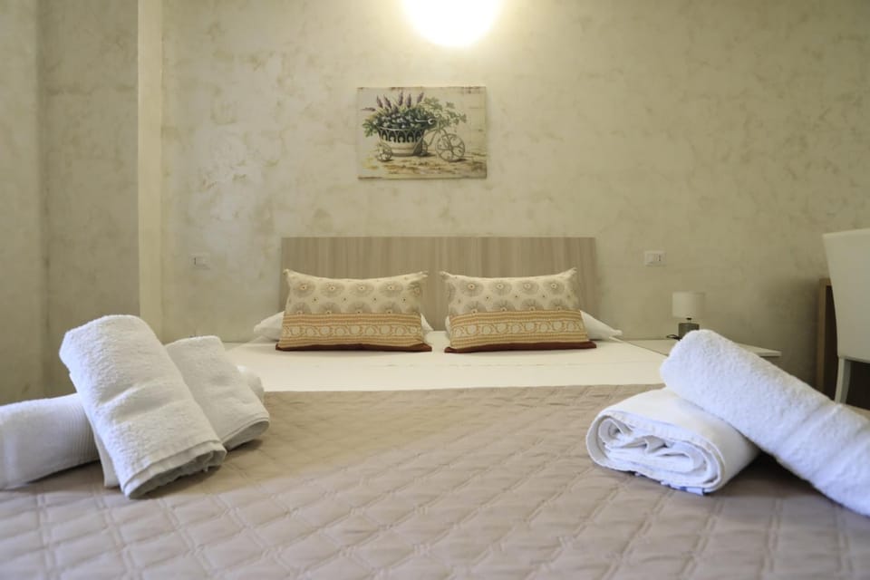 Bed, Photo of the whole room, towels